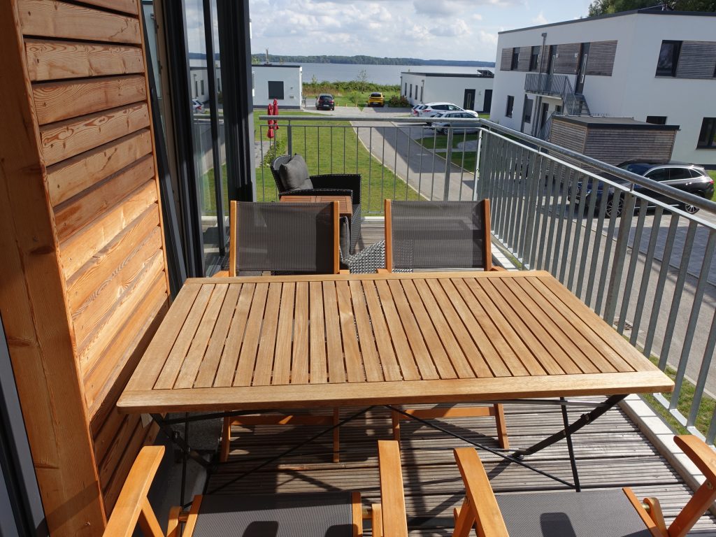 Balkon mit Sitzmöglichkeit und Blick auf den Schweriner See