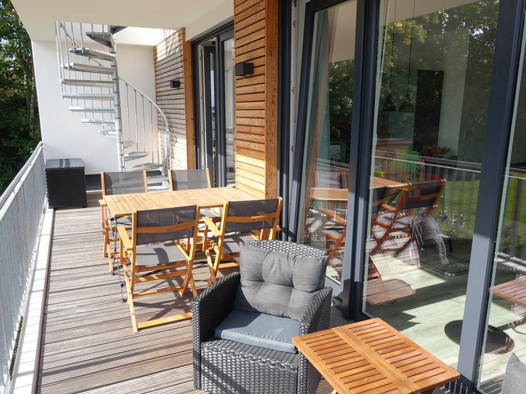 Balkon mit Sitzmöglichkeit und Blick auf den Schweriner See