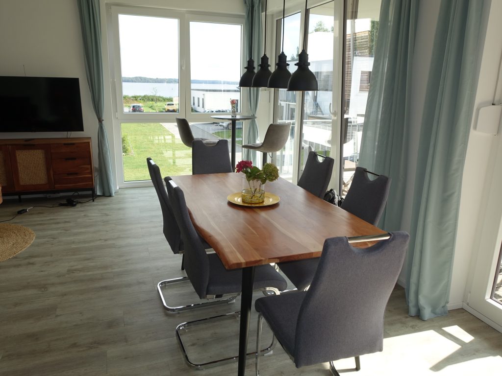 Essbereich mit Seeblick