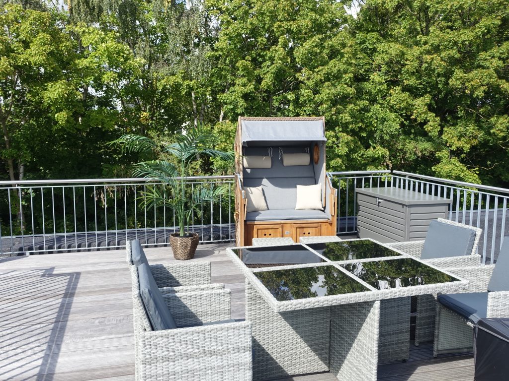 Dachterrasse mit Sitzmöglichkeit und Strandkorb