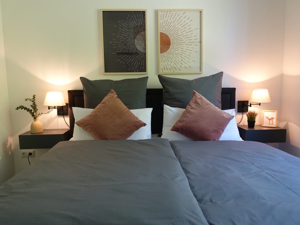 Schlafzimmer mit Doppelbett